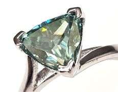 Sparkling 3.25 Ct VVs1 Trillion Cut Emerald Green Moissanite Ring
