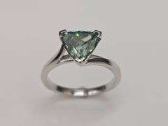 Sparkling 3.25 Ct VVs1 Trillion Cut Emerald Green Moissanite Ring