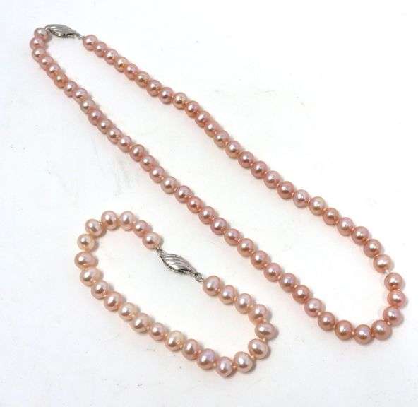 Set of pearl necklace and bracelet