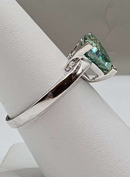 Sparkling 4.25 Ct VVs1 Trillion Cut Emerald Green Moissanite Ring