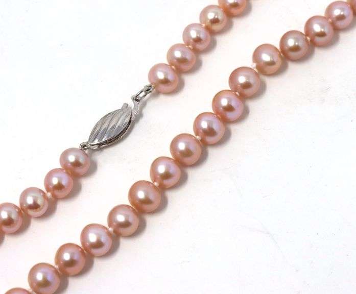 Set of pearl necklace and bracelet