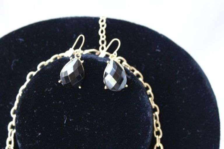 Set Of Fashion Jewelry Neck Lace & Earrings