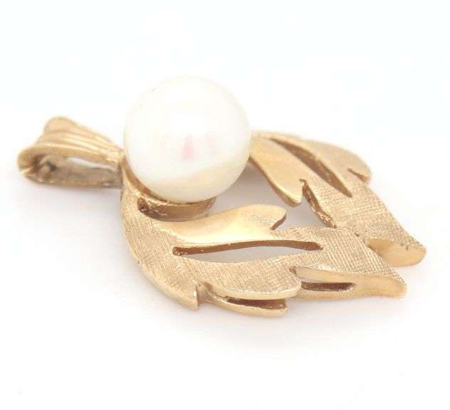 14kt Yellow gold fresh water pearl pendant