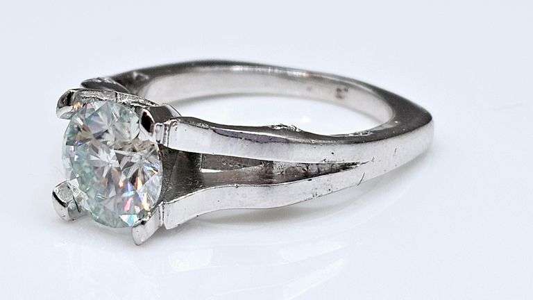 Sparkling 3.5 Ct VVs1 white F-G Lab Simulated Diamond Ring