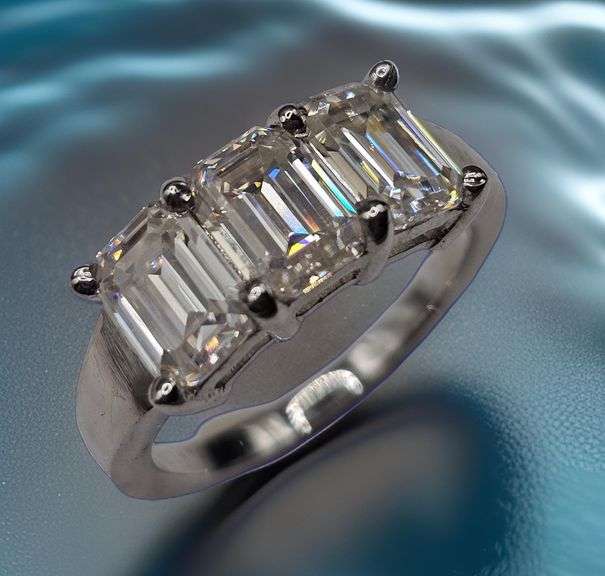 Dazzling 3.05 Ct Lab Simulated Diamond 14 Kt White Gold Ring Ring