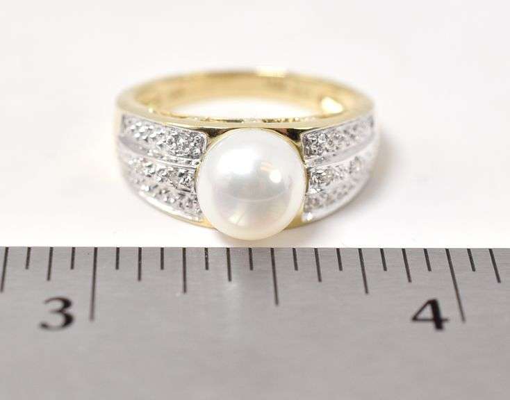 Elegant 14K Yellow Gold Pearl and Diamond Ring
