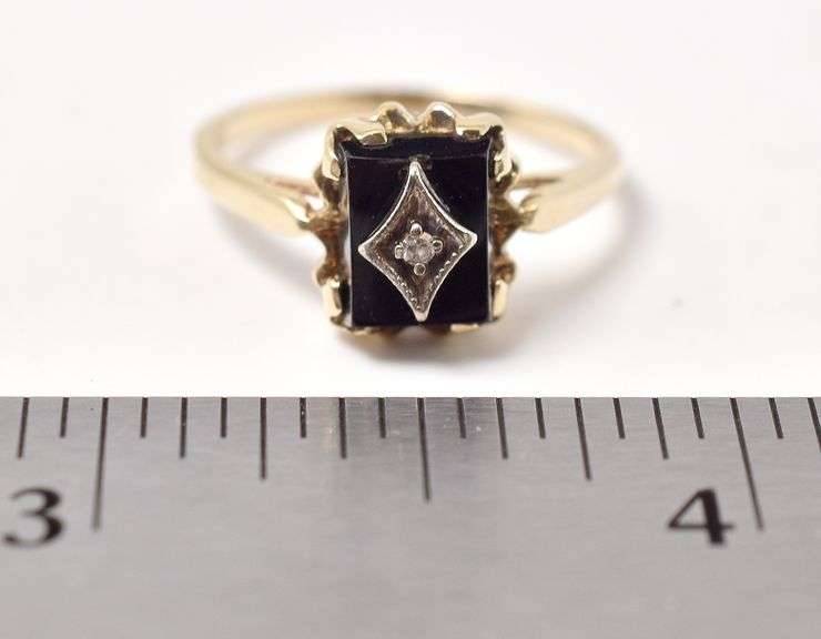 Vintage 10K Yellow Gold Black Onyx Gemstone and Diamond Ring