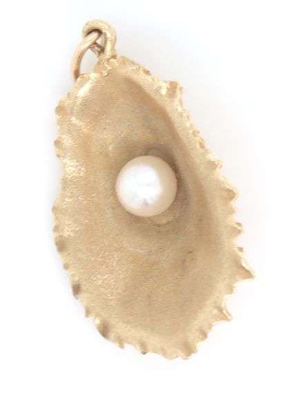 Fun 14K YG Oyster Shell with Pearl Pendant