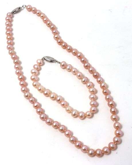 Set of pearl necklace and bracelet