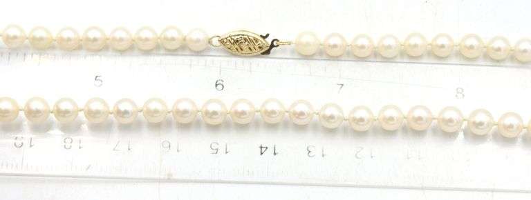 White freshwater pearl necklace