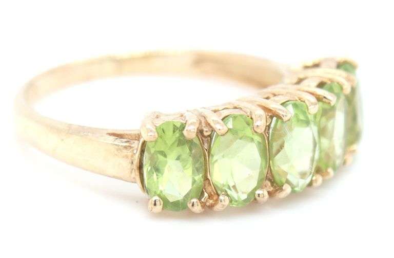 10kt Yellow gold oval Peridot 5 stone ring