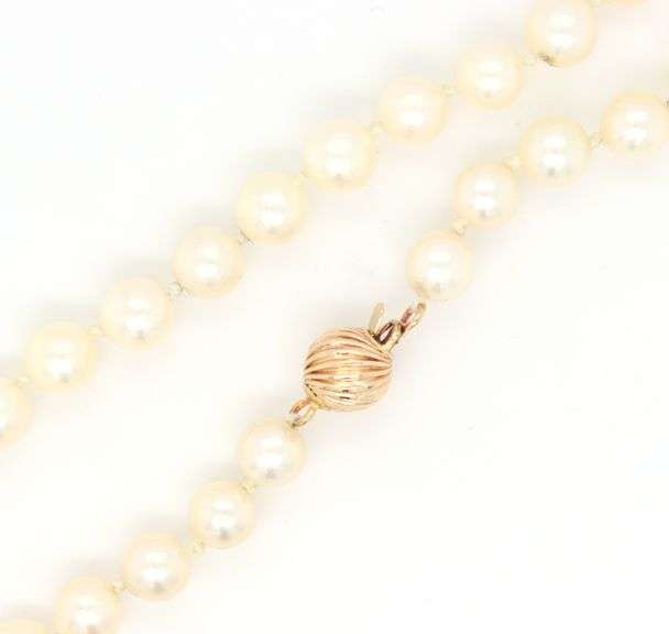 Set of Pearl necklace, bracelet and stud