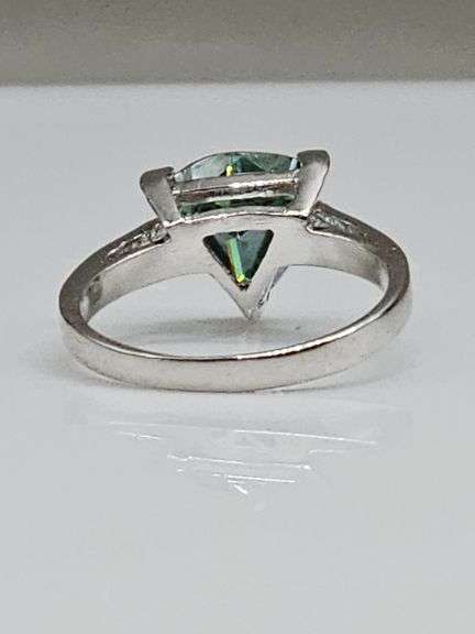 Sparkling 4.25 Ct VVs1 Trillion Cut Emerald Green Moissanite Ring