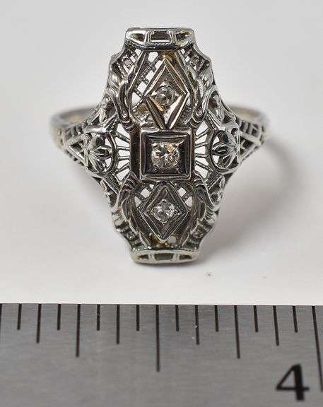 Precious Vintage Art Deco Style Diamond Ring in 18K White Gold