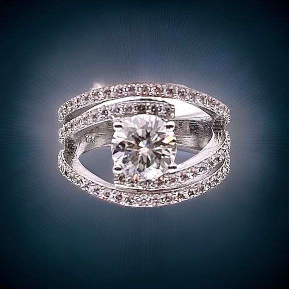 Dazzling 2.75 Ct VVs1 Lab Simulated Diamond Ring