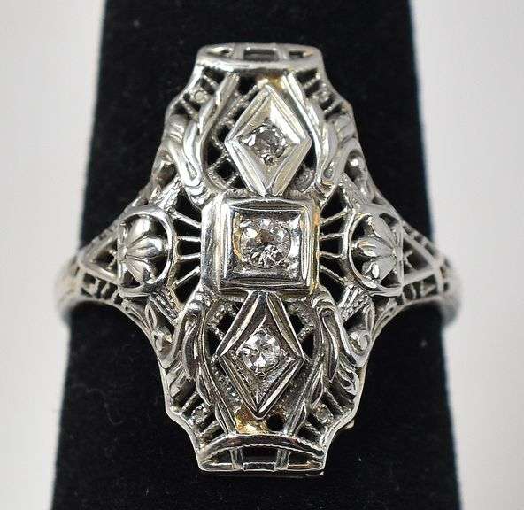 Precious Vintage Art Deco Style Diamond Ring in 18K White Gold