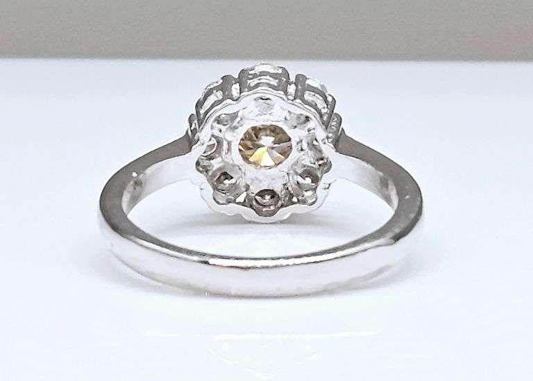 Beautiful 3.25 Ct Vvs1 White E-F Fire Moissanite Ring