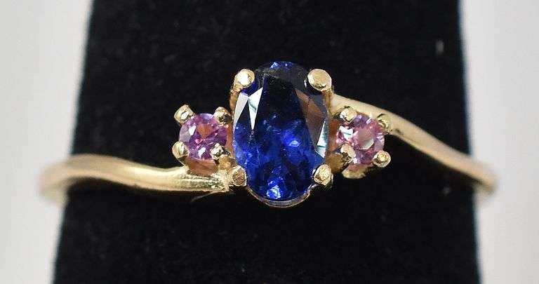 Stunning Sapphire Ring in 14K Yellow Gold