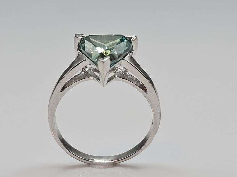 Sparkling 4.25 Ct VVs1 Trillion Cut Emerald Green Moissanite Ring