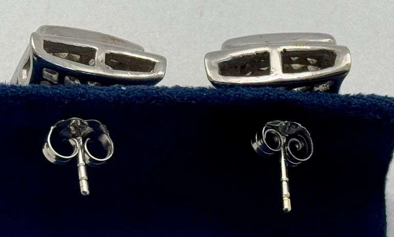 14K White Gold Stud Diamond Earrings