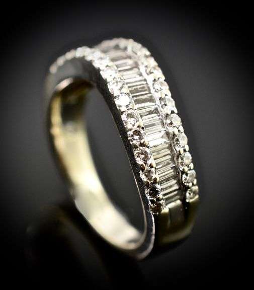 High Quality 18K White Gold Wavy Baguette Diamond Band
