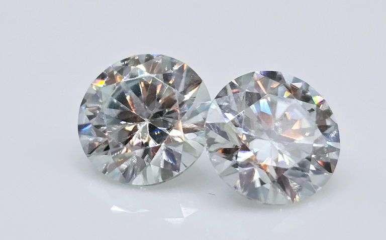 Dazzling 5 Cttw Matching Pair VVs1 White E-F Lab Simulated Diamonds Solitaires