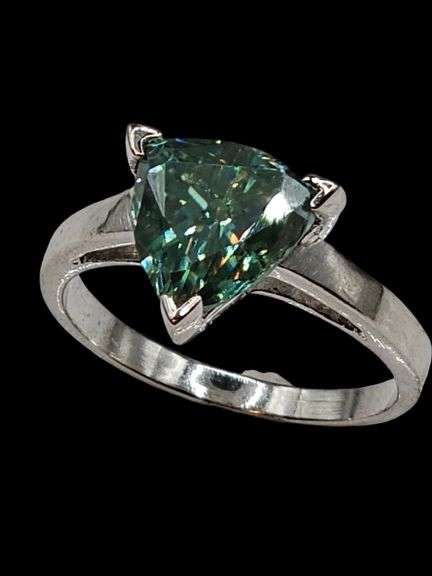 Sparkling 4.25 Ct VVs1 Trillion Cut Emerald Green Moissanite Ring
