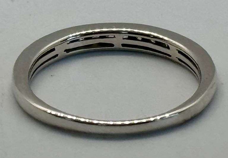 10K White Gold Round Brilliant Cut Engagement Ring