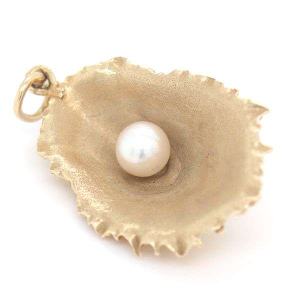 Fun 14K YG Oyster Shell with Pearl Pendant