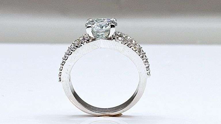 Beautiful 2 Ct VVs1 F-G Lab Simulated Diamond Ring