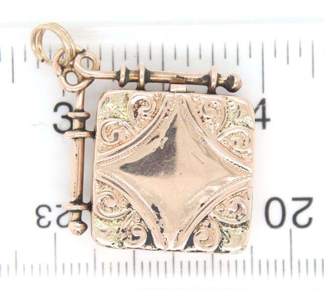 Antique Square locket in 8kt Yellow gold