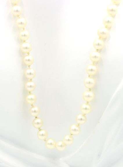 Set of Pearl necklace, bracelet and stud