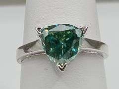 Sparkling 4.25 Ct VVs1 Trillion Cut Emerald Green Moissanite Ring