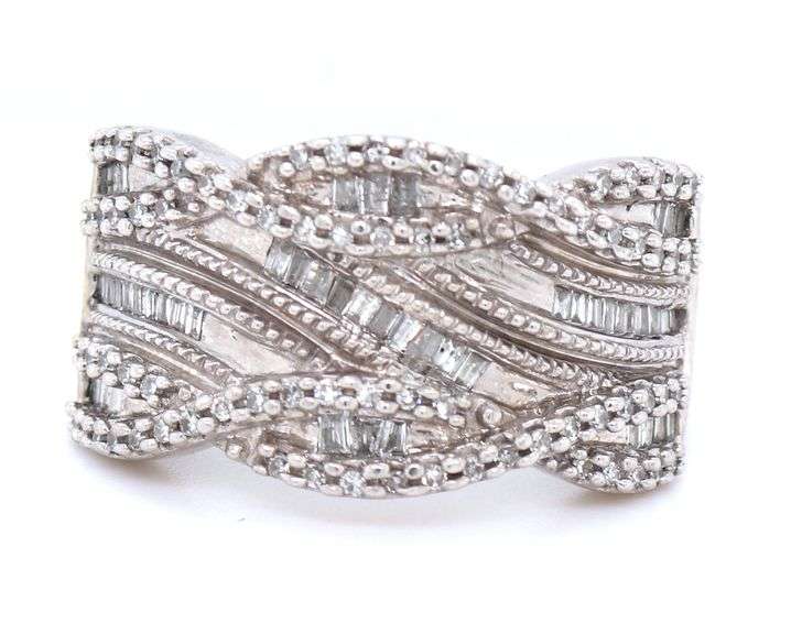 10kt White gold baguette and round diamond bypass ring