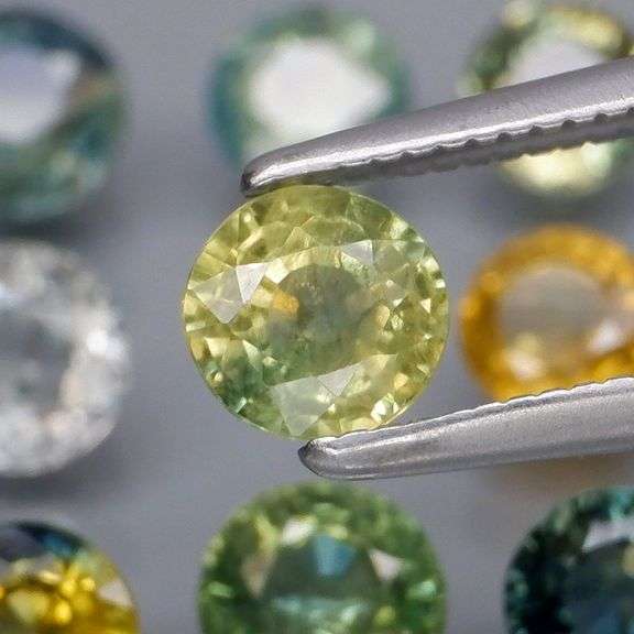 Glistening 5.78ct set of 12 multi-hue Sapphires