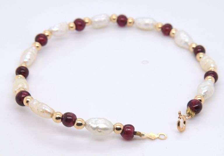 Fresh water pearl and Garnet and yellow gold bead bracelet