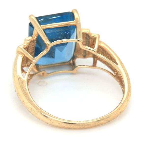 10kt Yellow gold princess cut blue topaz cocktail ring