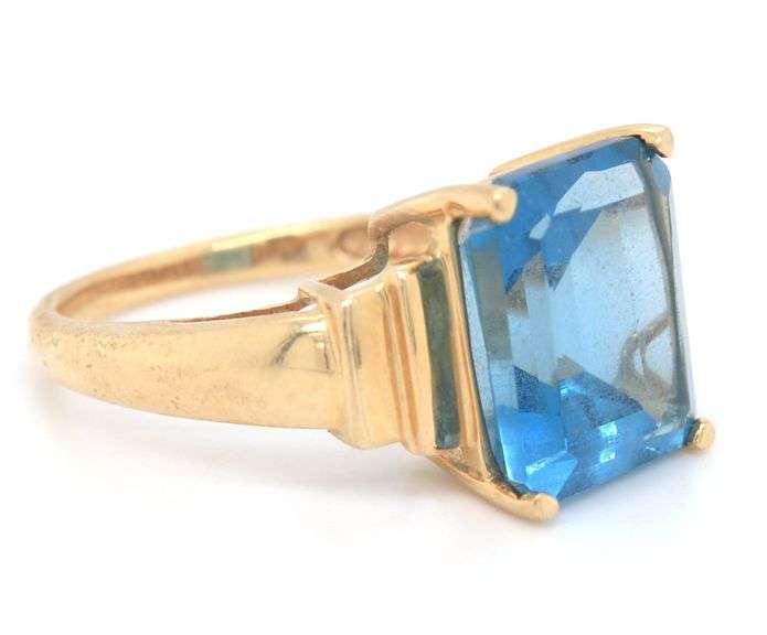 10kt Yellow gold princess cut blue topaz cocktail ring
