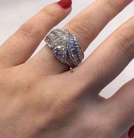 EXQUISITE AND ELEGANT 18K WHITE GOLD BAGUETTE AND ROUND CUT DIAMOND COCKTAIL RING