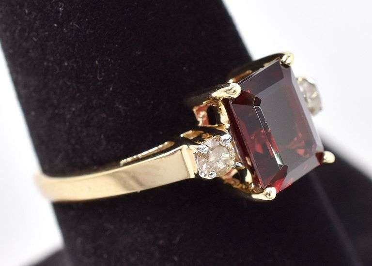 Fantastic 14K Yellow Gold Ring with Red Garnet and Diamond Gemstones