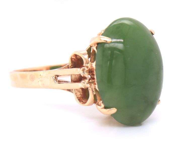 14kt Yellow gold Oval green Jade ring