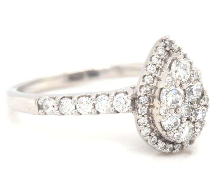 14kt White gold 0.75ctw diamond cluster ring