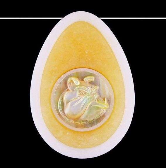 Cameo style 200ct Mother of Pearl pendant