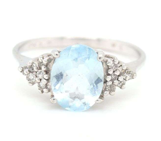 10kt White gold oval Aquamarine and diamond ring