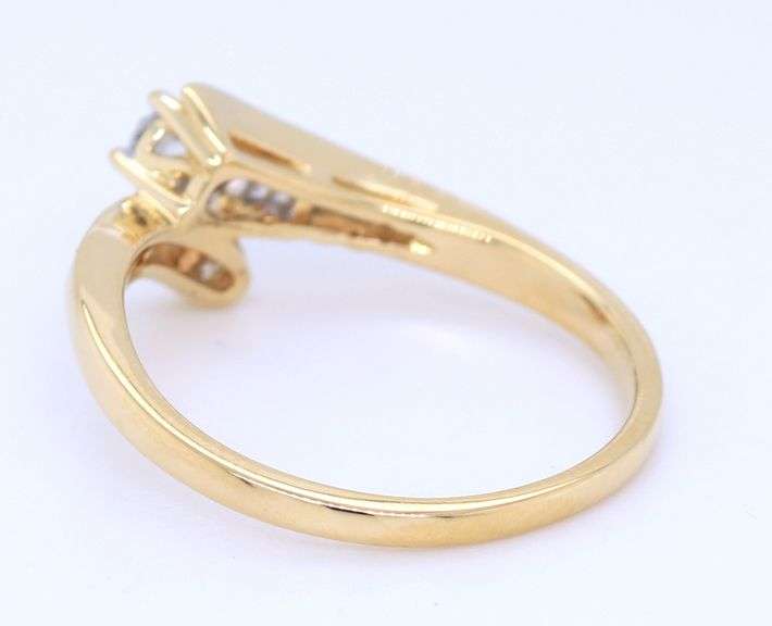 18kt Yellow gold round brilliant cut and baguette diamond bypass ring