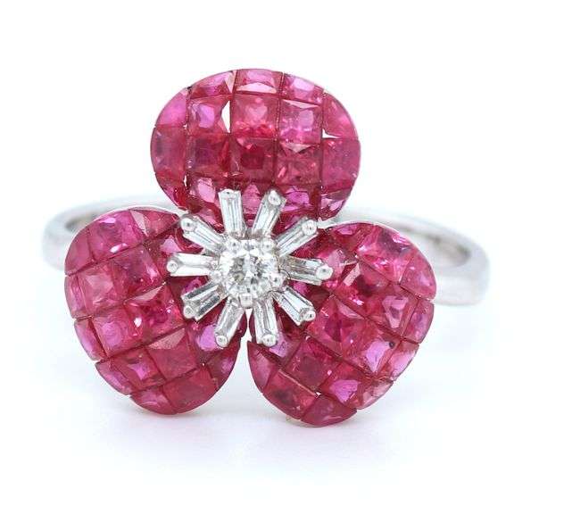18kt White gold ruby and IRD diamond flower style ring