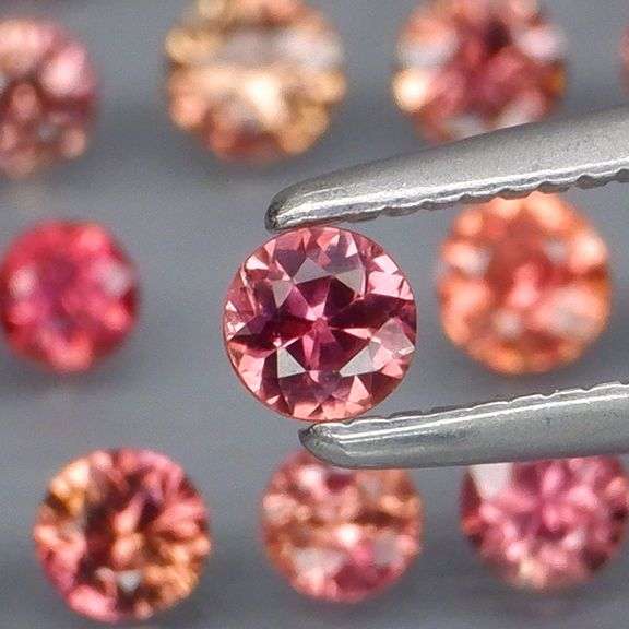 Fantastic 2.78ct round cut Sapphire set