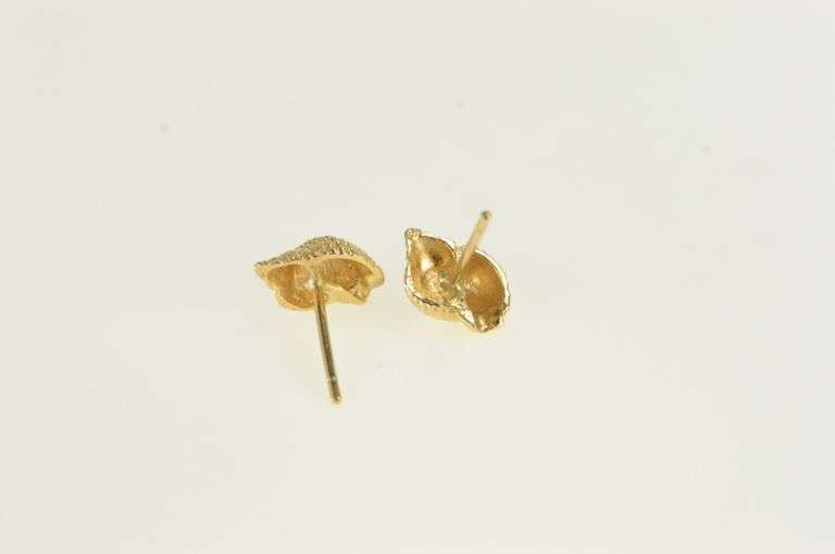 14K Yellow Gold Conch Sea Shell Beach Ocean Motif Stud Earrings