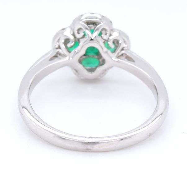 Flower style emerald and diamond ring in 18kt