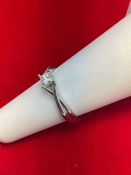 LADIES 14K WHITE GOLD DIAMOND SOLITAIRE RING